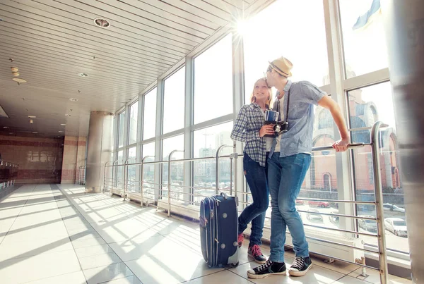 Szczęśliwa Para Miłości Dzień Stojący Lotnisko Terminal Gospodarstwa Paszport Bilety — Zdjęcie stockowe