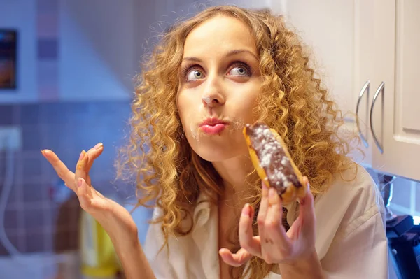 Забавная Молодая Женщина Ест Сладкий Торт Кухне Ночью — стоковое фото