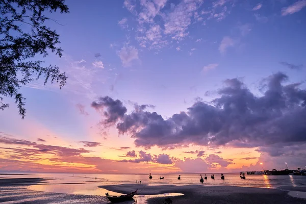 美しい熱帯の夕日 紫の空とロングテール ボートと海の風景 — ストック写真