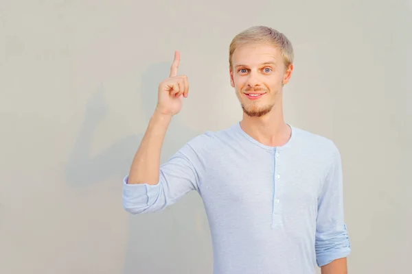 Joven Reflexivo Ropa Casual Apuntando Hacia Arriba Mientras Está Pie — Foto de Stock