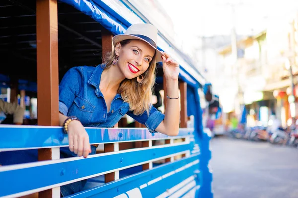 Jeune Jolie Femme Chapeau Profitant Voyage Dans Bus Thaï Traditionnel — Photo