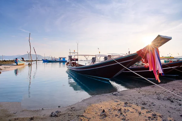 Paisaje Con Barco Pesquero Tradicional Cola Larga Playa Del Mar — Foto de Stock