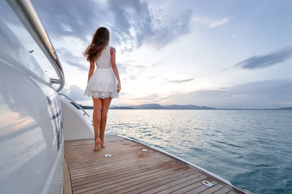 Mujer Joven Disfrutando Puesta Sol Cubierta Del Barco Navegando Por — Foto de Stock