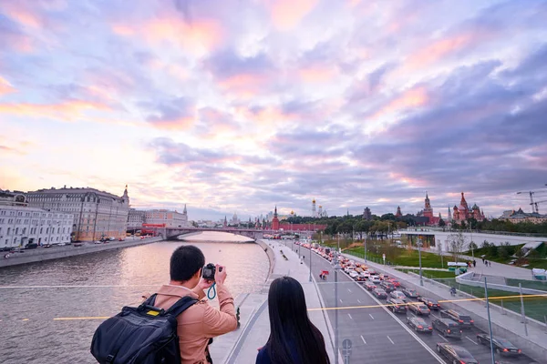 Молодий Чоловік Жінка Прийняття Фото Насолоджуючись Кремля Москві Річці Переглянути — стокове фото