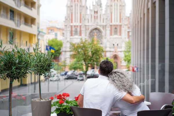 Älteres Familienpaar Sitzt Straßencafé — Stockfoto