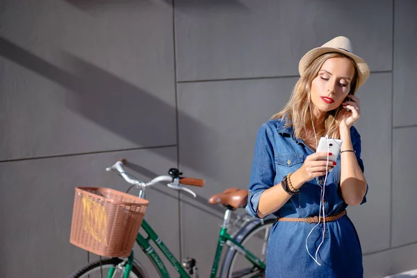 Ung Vacker Kvinna Med Smartphone Med Cykel Lutar Grå Väggen — Stockfoto