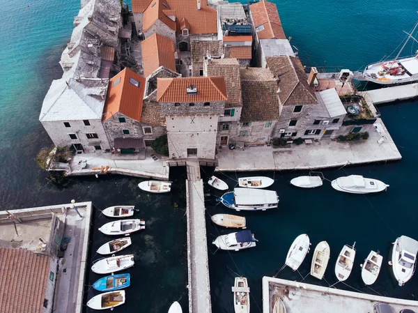 Kastel Gomilica 달마티아 크로아티아에서 해안의 항공기에서 아드리아 유명한 관광지 — 스톡 사진