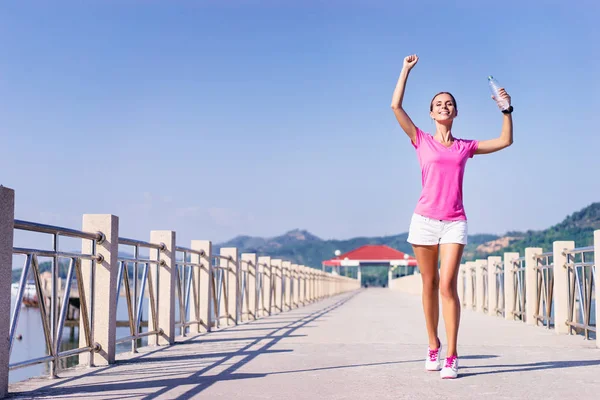 Jeune Jolie Femme Jogging Sur Jetée Mer — Photo