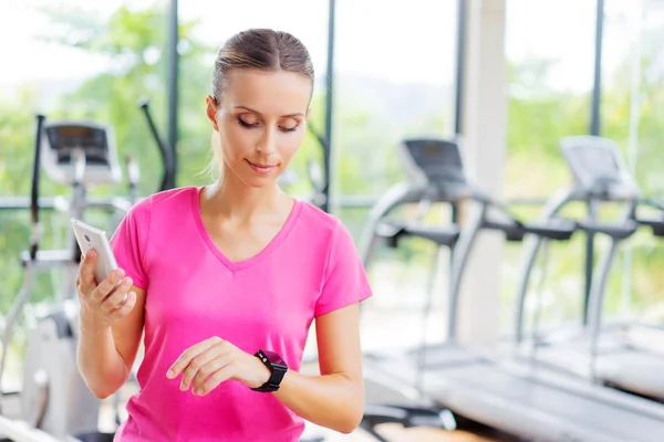 Attractive Young Woman Using Smartphone Smart Watch Gym — Stock Photo, Image