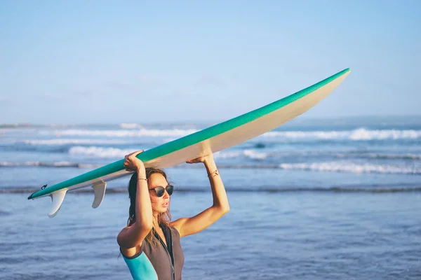 Mujer Bastante Joven Sosteniendo Tabla Surf Playa Del Mar — Foto de Stock