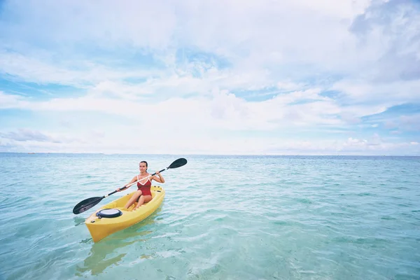 Jeune Femme Pagayant Kayak Mer Dans Lagon Calme — Photo