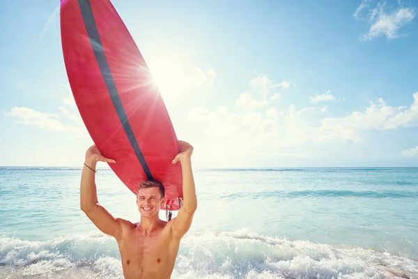 Young Man Carrying Surf Board — Stock Photo, Image