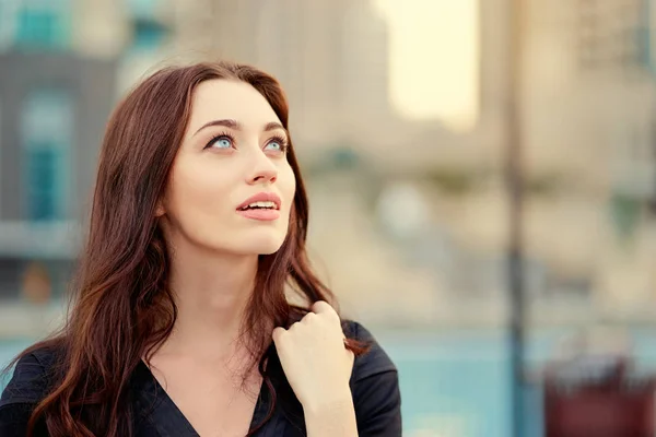 Portret Van Mooie Kaukasische Vrouw Met Charmante Glimlach Lange Haren — Stockfoto