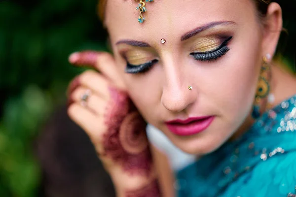 Portret Van Mooie Jonge Kaukasische Vrouw Traditionele Indiase Kleding Sari — Stockfoto