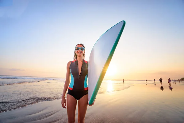 Pretty Young Woman Carrying Surf Board — Stock Photo, Image