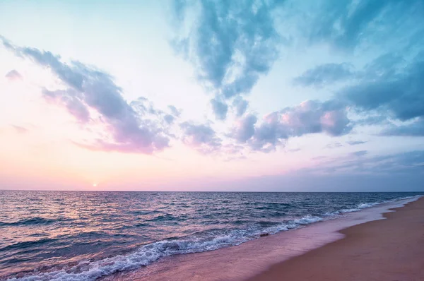美丽的海景与多云的天空 海滩上的日落 — 图库照片