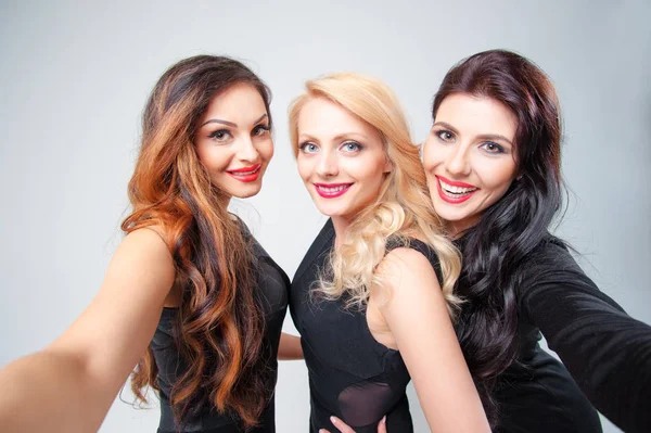 Retrato Estudio Tres Hermosas Mujeres Jóvenes Tomando Selfie Mirando Cámara — Foto de Stock