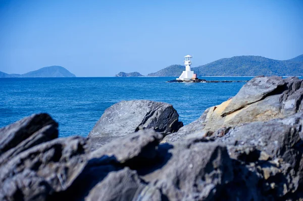 Prachtig Zeegezicht Met Blauwe Zee Rotsen Vuurtoren — Stockfoto