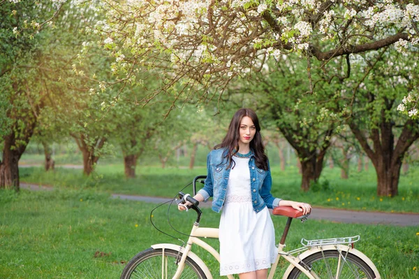 Attraktive Junge Brünette Frau Fuß Mit Dem Fahrrad Vor Dem — Stockfoto