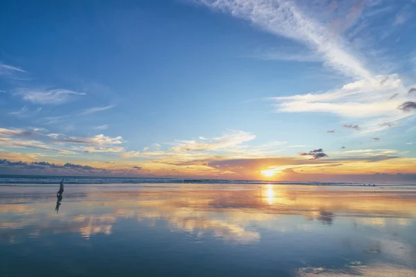 美丽的日落在海洋海滩与天空反射在水 — 图库照片