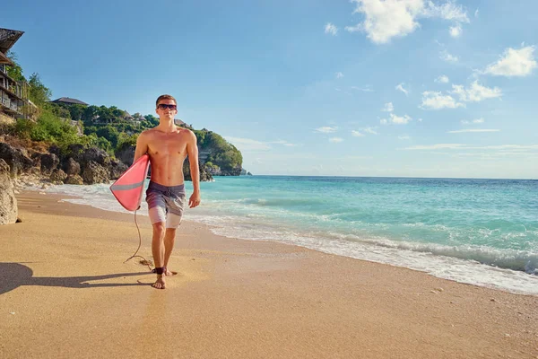 Vacanza Sulla Spiaggia Giovane Che Trasporta Tavola Surf — Foto Stock