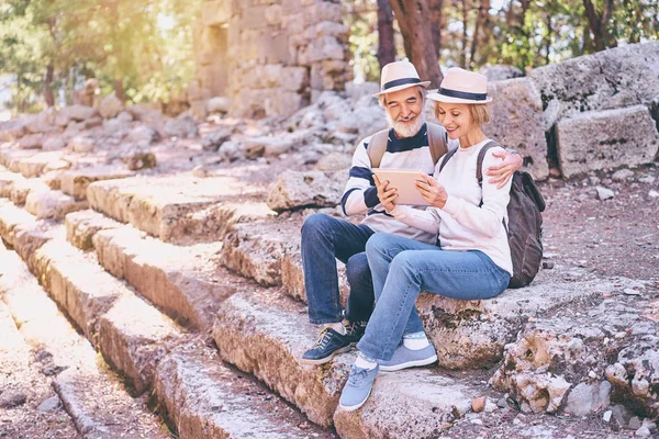 Senior Cestování Rodinné Dvojice Pomocí Tabletového Počítače Starověké Památky — Stock fotografie