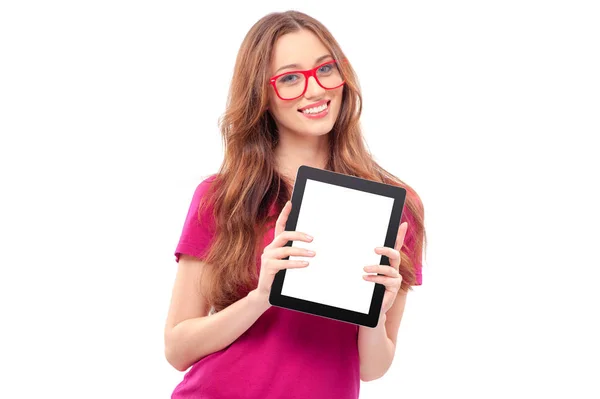 Alegre Joven Mujer Caucásica Sosteniendo Tableta Digital Sonriendo Mientras Está — Foto de Stock