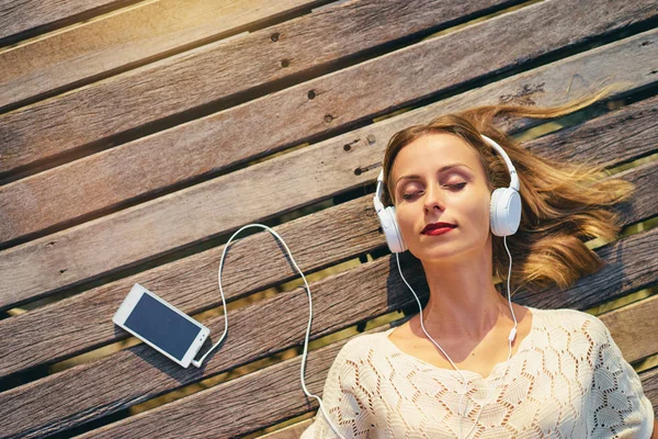 Πορτρέτο Του Ευτυχισμένη Γυναίκα Λευκά Ακουστικά Ακούγοντας Μουσική — Φωτογραφία Αρχείου