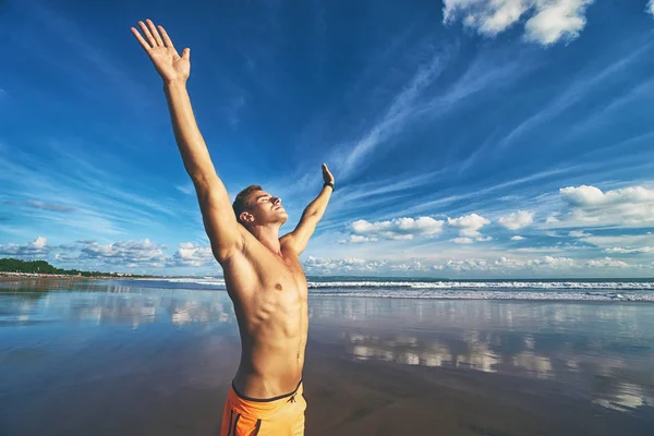 Молодий Красивий Сильний Чоловік Піднімає Руки Пляжі Проти Неба — стокове фото
