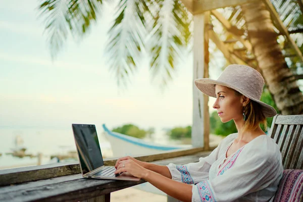 Pretty Young Woman Using Laptop Cafe Tropical Beach — Stock Photo, Image
