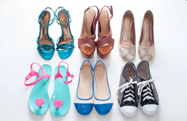Zapatos Diferentes Para Damas Sobre Fondo Madera Blanco —  Fotos de Stock