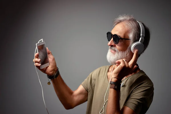 Retrato Estúdio Homem Sênior Bonito Com Barba Cinza Fones Ouvido — Fotografia de Stock