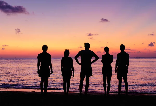 Silueta Personas Disfrutando Puesta Sol Orilla Del Mar —  Fotos de Stock