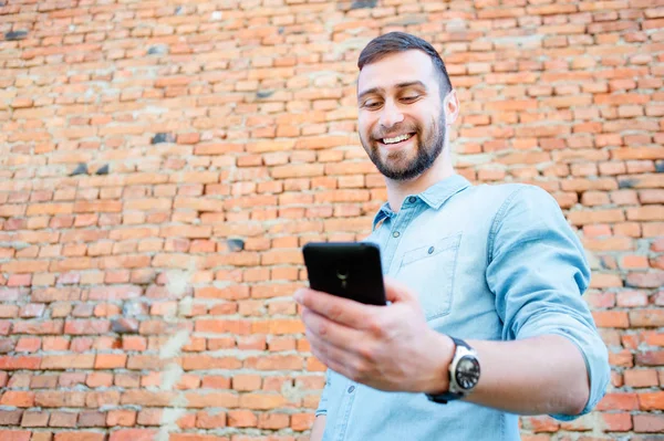 Schöner Junger Bärtiger Mann Hemd Mit Smartphone Und Lächelnd Vor — Stockfoto