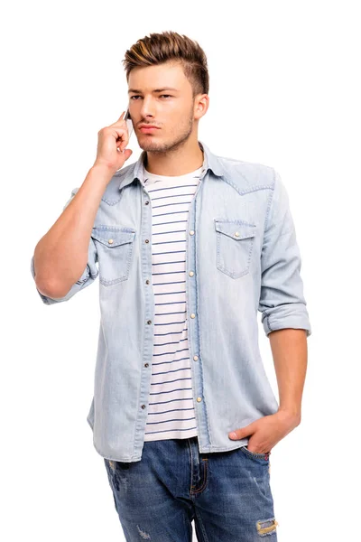 Jovem Homem Sério Falando Telefone Celular Olhando Para Longe — Fotografia de Stock