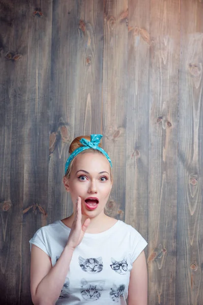 Giovane Donna Bionda Sorpresa Con Bocca Aperta Contro Muro Legno — Foto Stock