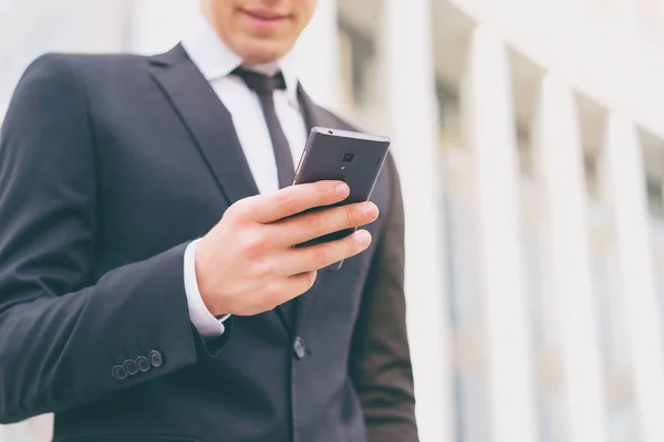 Nahaufnahme Der Hand Des Geschäftsmannes Mit Einem Mobiltelefon Freien — Stockfoto