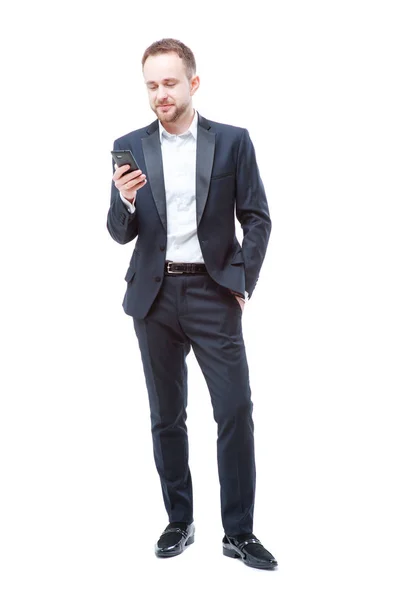 Selbstbewusster Junger Mann Anzug Mit Smartphone — Stockfoto