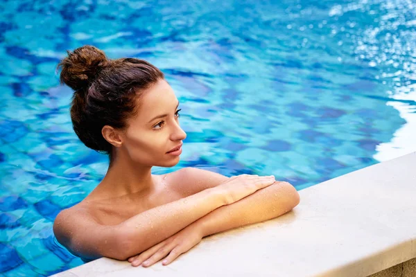 Belle Jeune Femme Profitant Bronzage Dans Piscine Villégiature — Photo