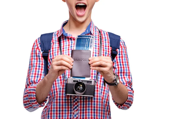 Nahaufnahme Studioporträt Eines Aufgeregten Jungen Mannes Mit Pass Und Bordkarte — Stockfoto