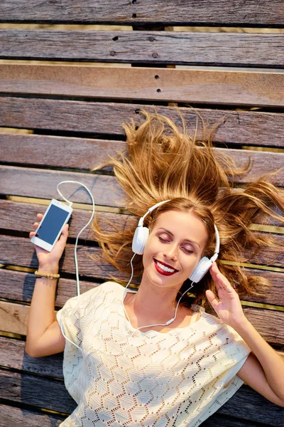 Retrato Una Joven Feliz Con Auriculares Blancos Está Escuchando Música — Foto de Stock