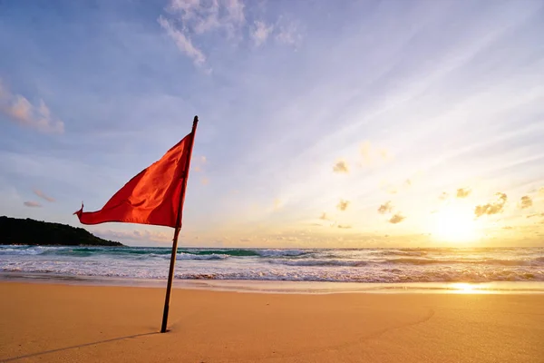 Zachód Słońca Tropikalnej Plaży Piasek Rescue Czerwony Flaga — Zdjęcie stockowe