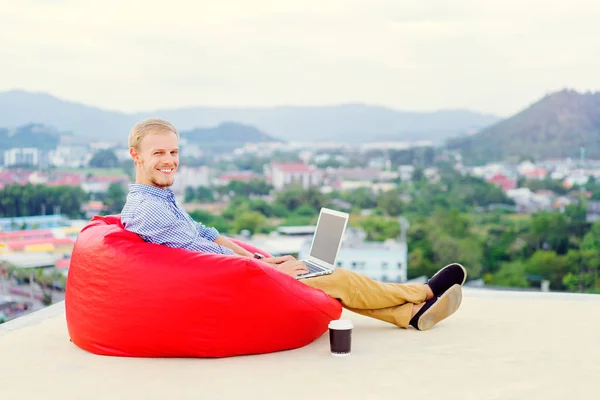 Junger Schöner Mann Arbeitet Laptop Während Auf Dem Dach Sitzt — Stockfoto