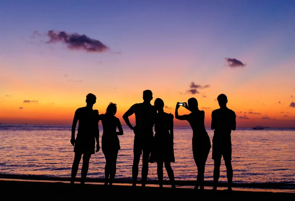 Siluet Orang Menikmati Matahari Terbenam Pantai Laut — Stok Foto