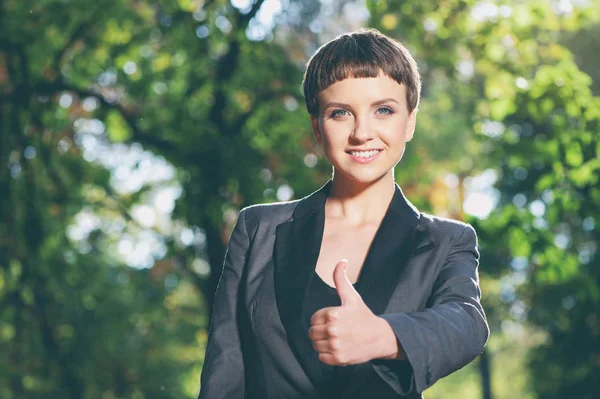 Mulher Branca Bonita Jovem Formalwear Mostrando Seu Polegar Para Cima — Fotografia de Stock