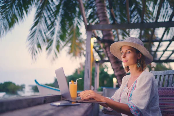 Destul Tânără Femeie Folosind Laptop Cafenea Plaja Tropicală — Fotografie, imagine de stoc