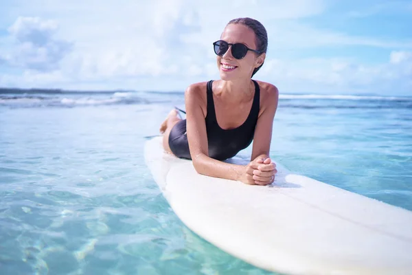 Portret Van Surfer Vrouw Surfen Plezier Strand Siargao Filipijnen — Stockfoto