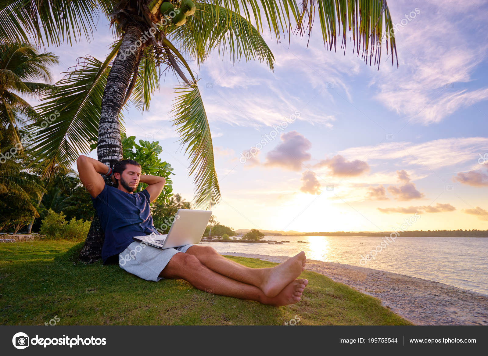 отдых. человек под пальмой рисунок. человечек под пальмой. сидит под пальмами. пальмы солнце.