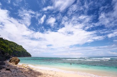Güzel manzara mavi bulutlu gökyüzü ile Beach.
