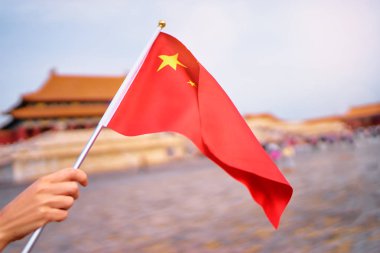 Pekin'de ünlü dönüm noktası karşı ulusal Çin kırmızı bayrak yakından görmek.